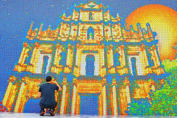 Mural hecho con cubos de rubik 1