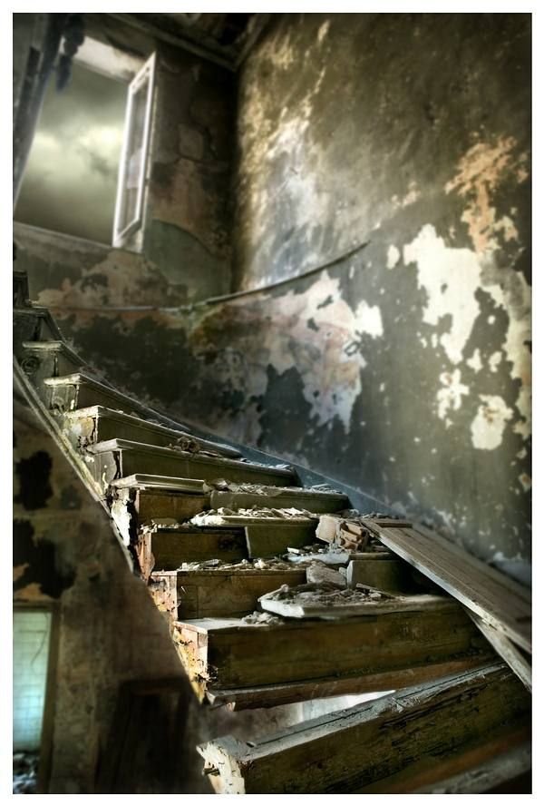 Una escalera en ruinas 1