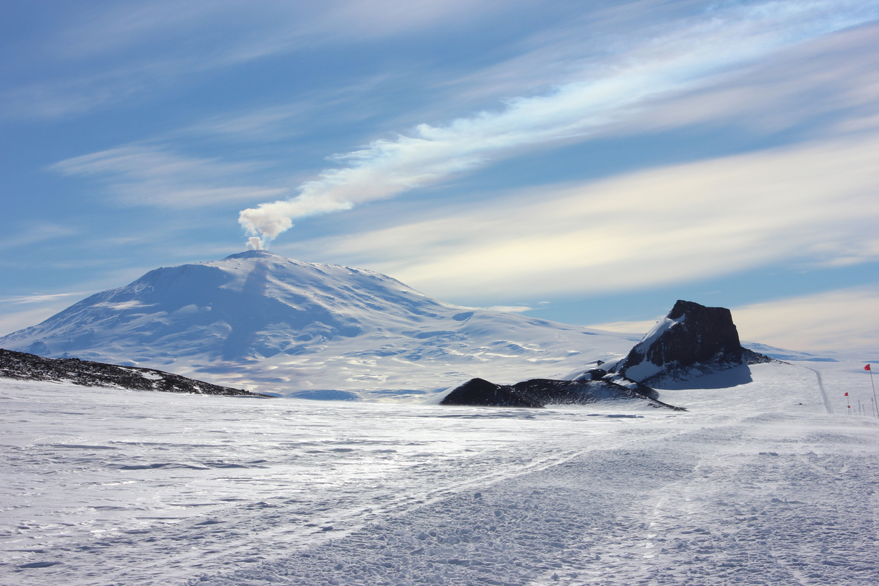 Naturaleza el monte erebus es un volcan activo de la antartida y expulsa oro 1