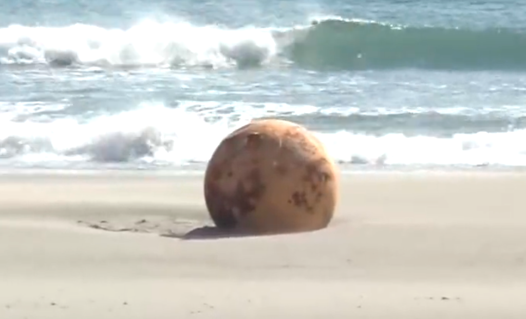 Curiosidades la misteriosa esfera en una playa 3