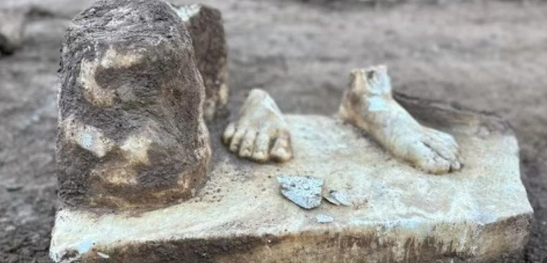 Historia una estatua de hercules en una alcantarilla 3