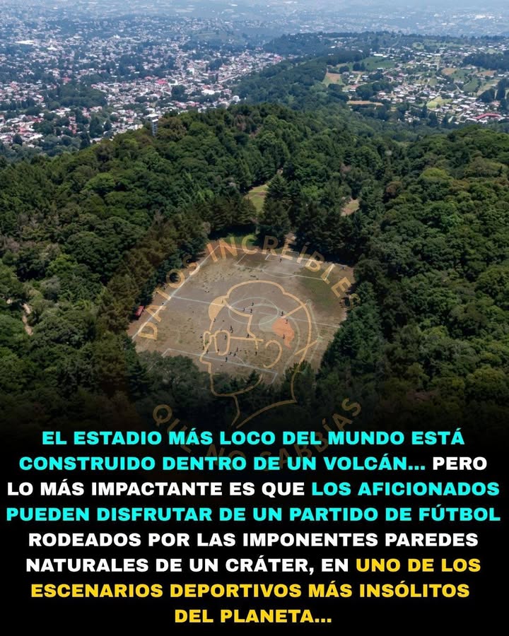 🌋⚽🚨 EXISTE UNA CANCHA DE FÚTBOL DENTRO DE UN VOLCÁN… Y LA GENTE JUEGA AHÍ CADA FIN DE SEMANA