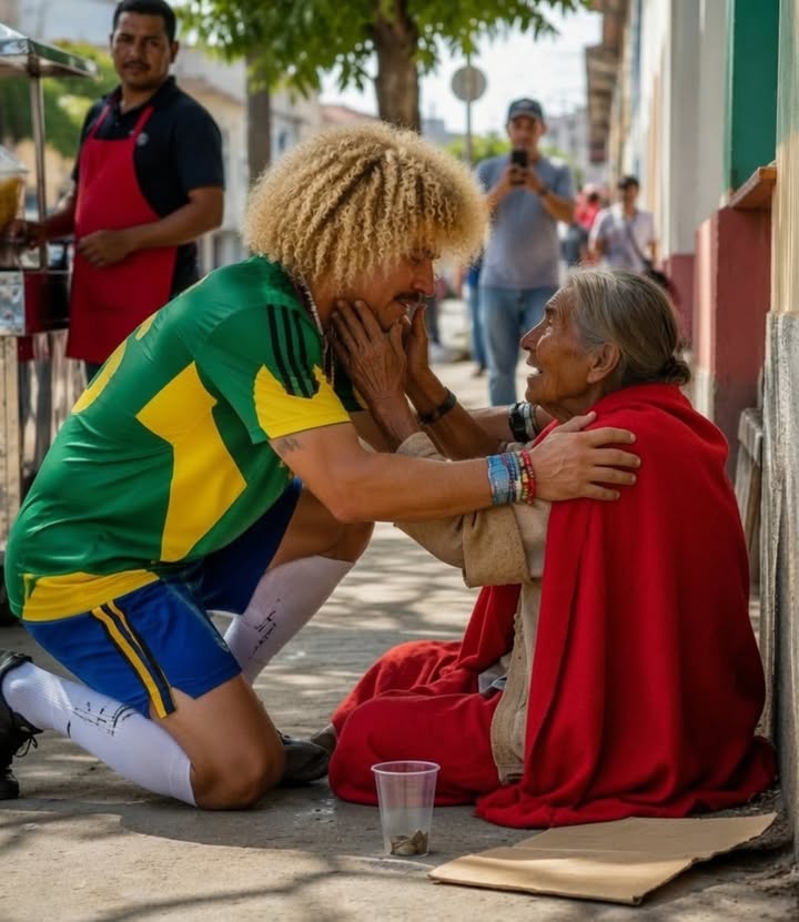 El ídolo caminaba por el barrio de su infancia cuando encontró a una anciana durmiendo junto a una pared; al reconocer a quien l...