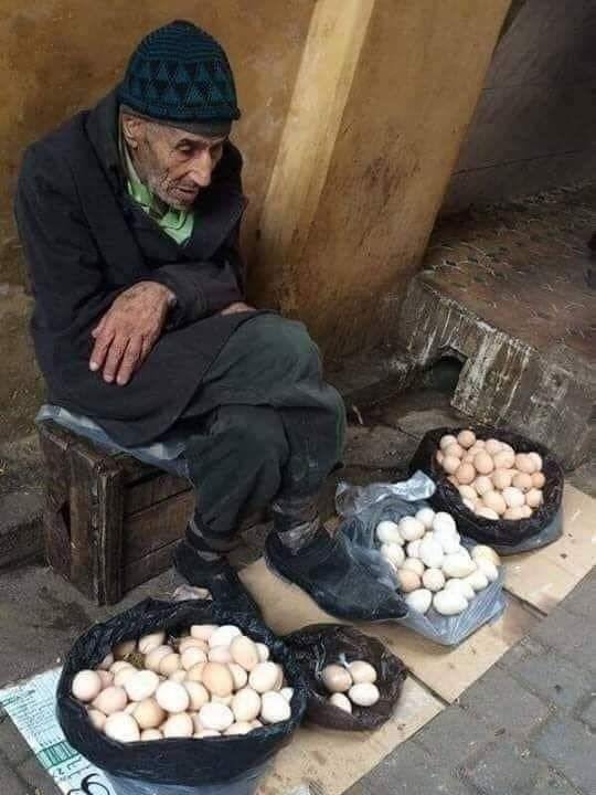 Una mujer se acercó a un anciano que vendía huevos en la calle