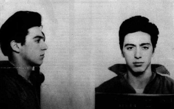 En 1961, un joven actor fue arrestado junto a dos amigos mientras viajaban en un automóvil con máscaras negras, guantes y una pi...