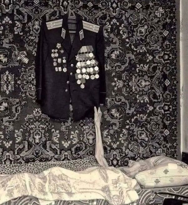 En 2010, una fotografía capturó los últimos días de un veterano soviético aferrado al uniforme que había conservado durante déca...