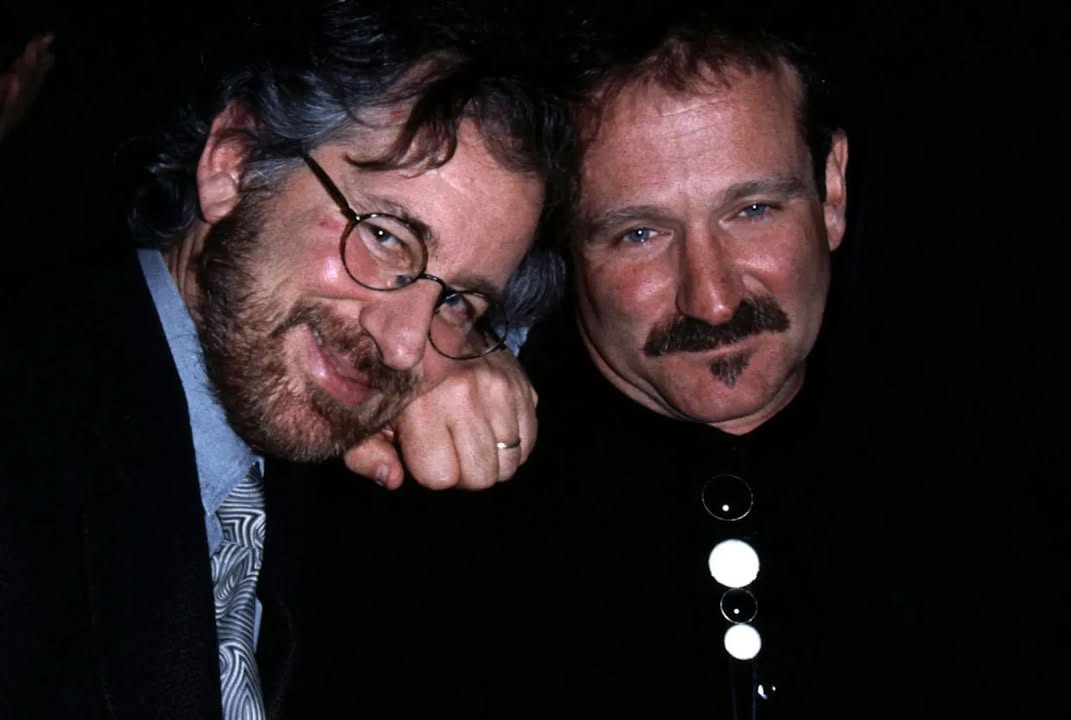 Mientras dirigía una de las películas más dolorosas de su carrera, Steven Spielberg esperaba cada semana una llamada capaz de de...
