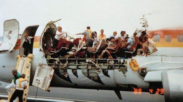 A 7.300 metros de altura, una sección del techo desapareció y dejó a decenas de personas volando a cielo abierto sobre el océano