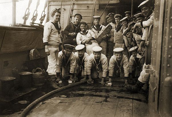 En un buque de guerra del siglo XVIII, el día podía comenzar antes del amanecer con cientos de marineros arrodillados sobre una ...