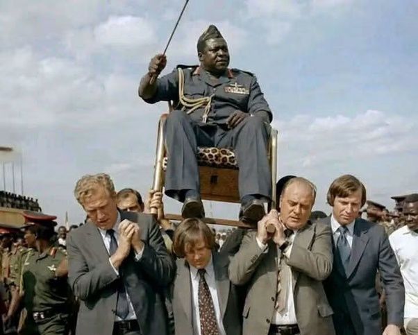 En 1975, Robert Scanlon ayudó a cargar sobre sus hombros al dictador Idi Amin