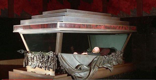 Cuando Lenin murió, su cuerpo quedó expuesto en la Plaza Roja y su cerebro terminó convertido en más de 30.000 láminas microscóp...
