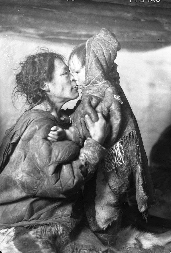 Esta fotografía parece mostrar un instante de ternura entre una madre inuit y su hijo
