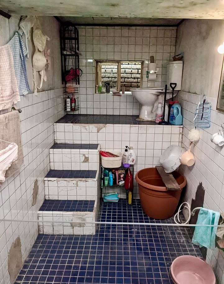 Este baño no es un error de construcción, sino la cruda realidad de miles de personas