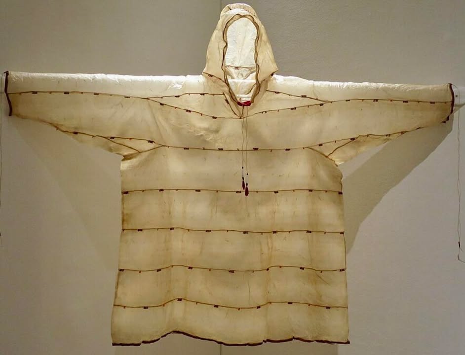 Mucho antes de que existieran las marcas de montaña o el Gore-Tex, los pueblos del Ártico ya habían diseñado el impermeable perf...