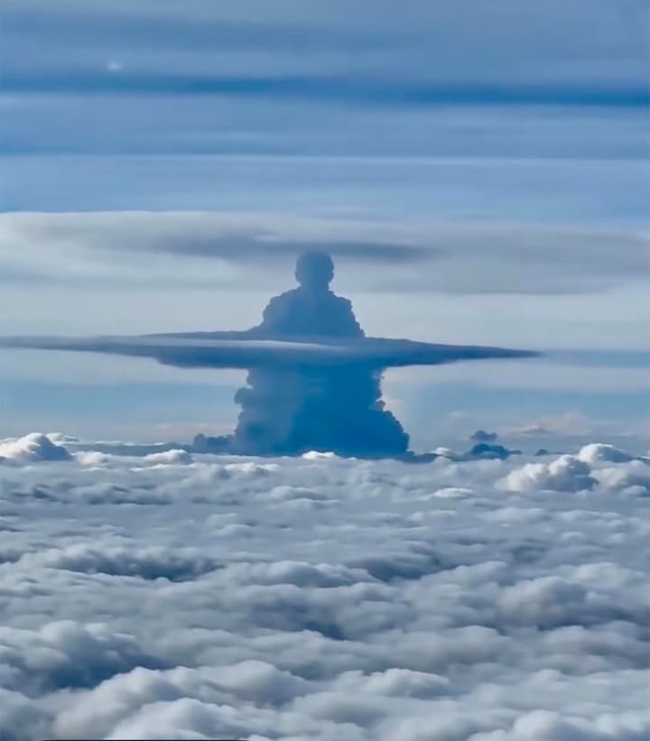 Esta impresionante silueta, que evoca la figura de un Buda en meditación, fue capturada por pasajeros desde la ventanilla de un ...
