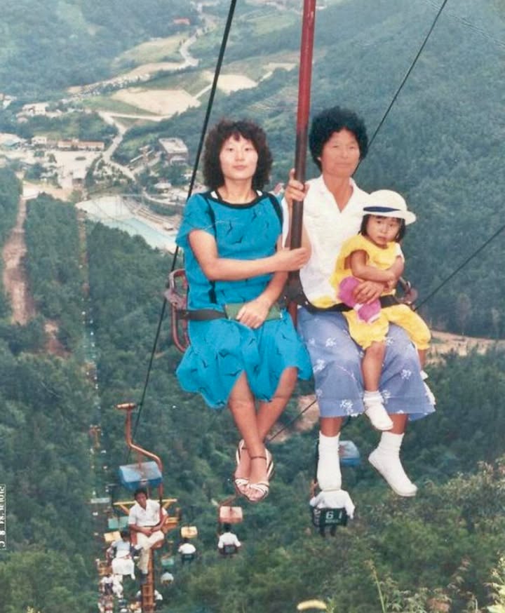 Esta fotografía de 1984 captura a una familia suspendida en el aire con una tranquilidad que hoy nos parecería impensable