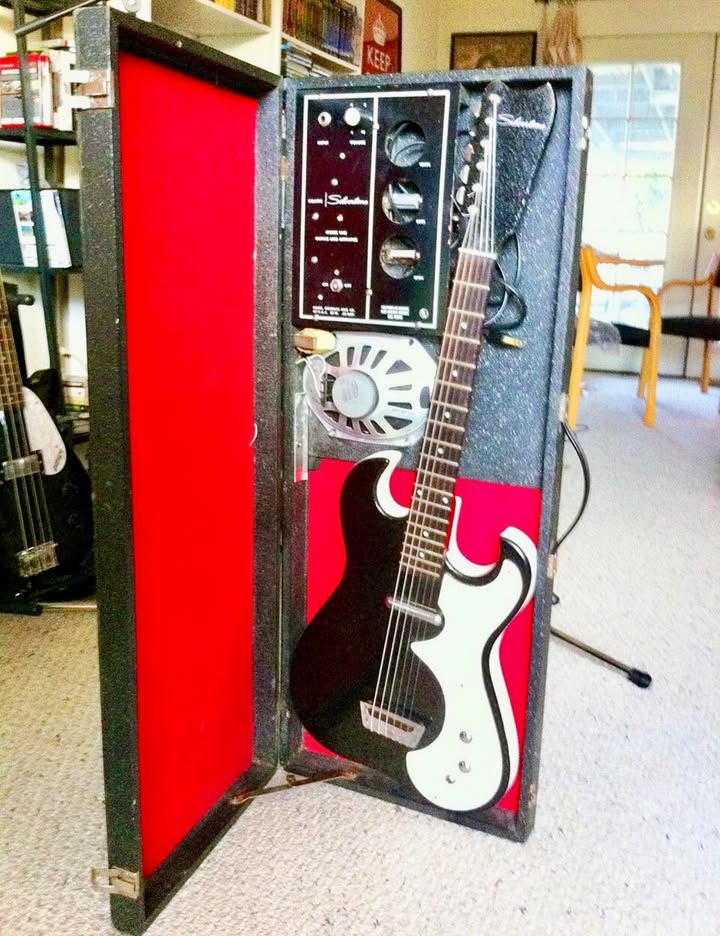 En 1962, Sears lanzó al mercado un objeto que los puristas de la música consideraron un juguete desechable: la guitarra Silverto...