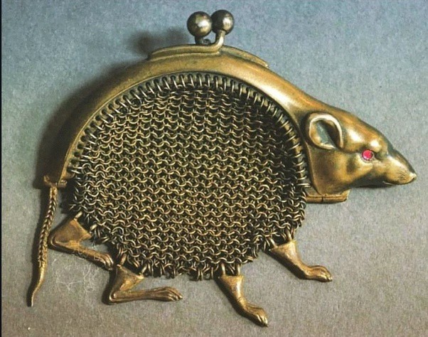 Este bolso miniatura con forma de rata (1908) fue muy apreciado a principios del siglo XX y forma parte del movimiento Art Déco ...
