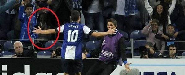 James Rodríguez acababa de marcar el gol de la victoria cuando una figura inquietante apareció entre los aficionados