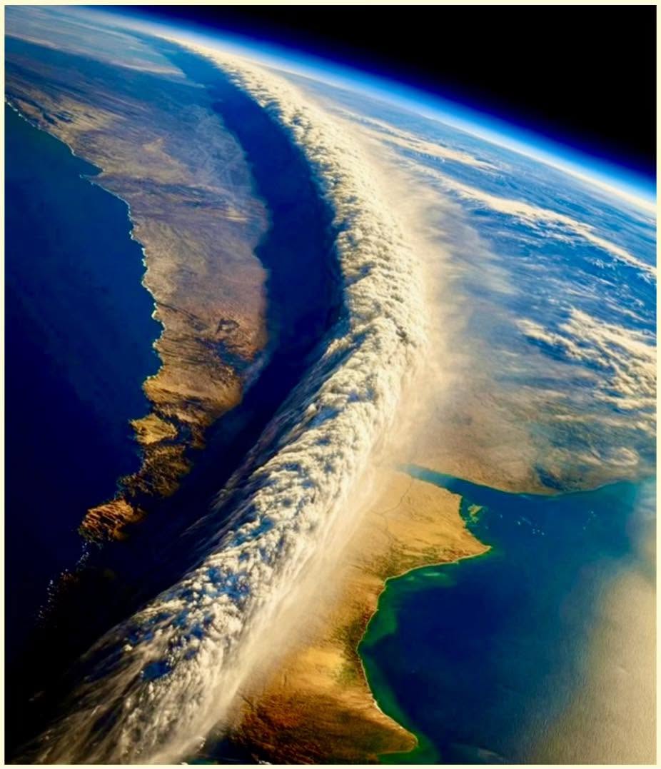 La impresionante fotografía capturada por satelites muestra un frente frío de 1.000 millas de largo que se extiende sobre el sur de Chile y Argentin...