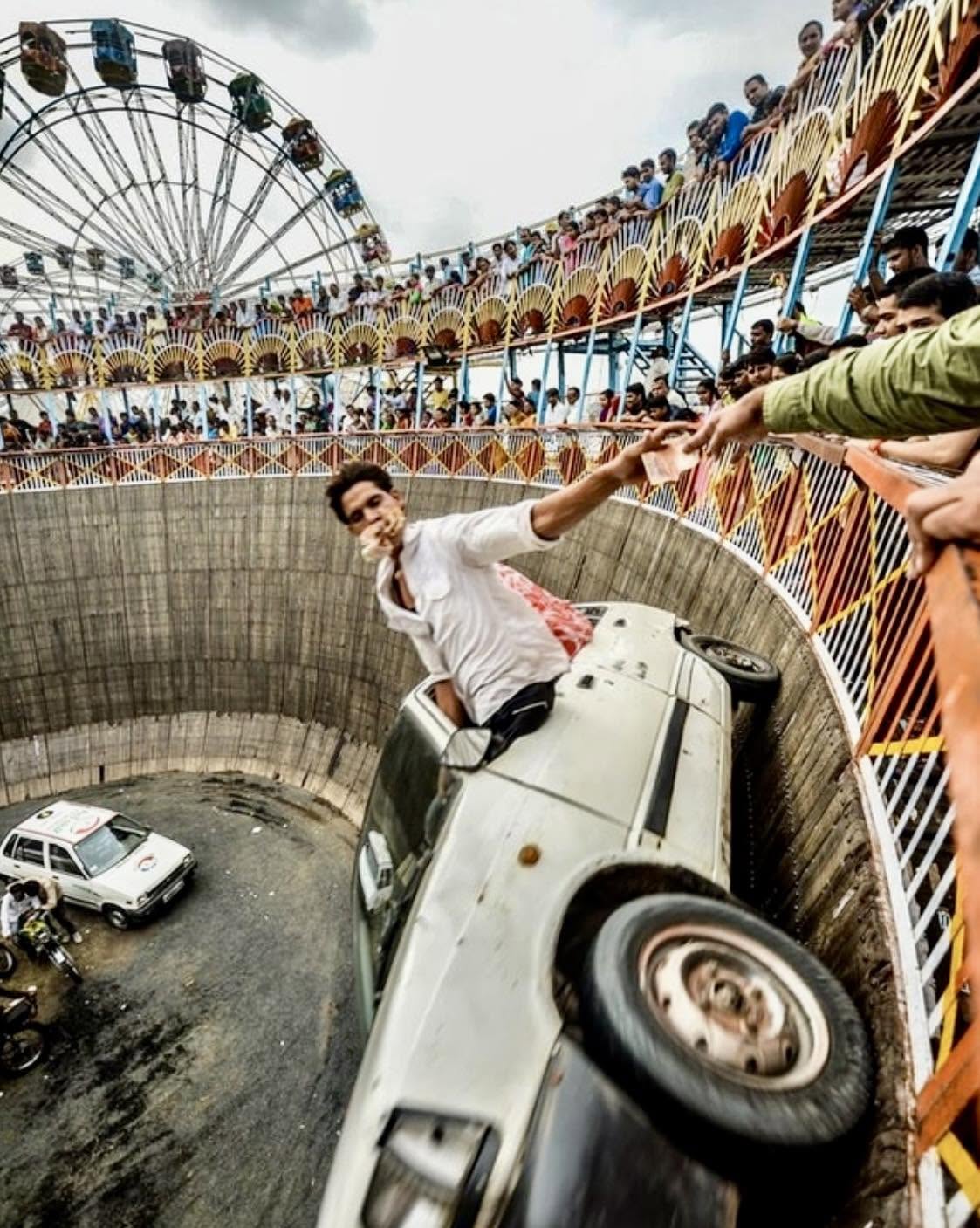 Conductor en el "Muro de la Muerte" en Rajkot, India