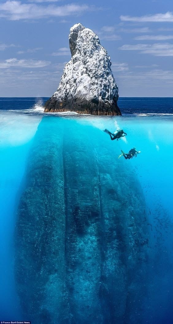 El fotógrafo de aventuras suizo Franco Banfi capturó impresionantes imágenes del ecosistema submarino que rodea una roca de 650 pies en el Océano ...