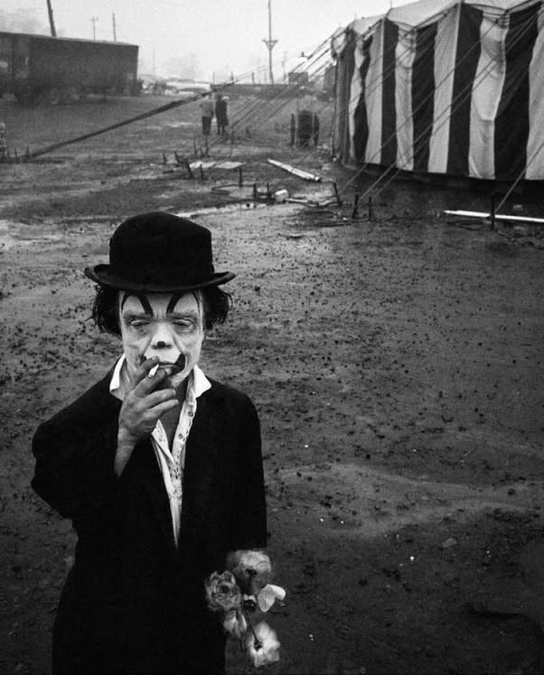 En 2026, en Palisades, Nueva Jersey, un artista llamado Jimmy Armstrong, conocido como El Payaso Enano, entretuvo al público del Circo Clyde Beatty