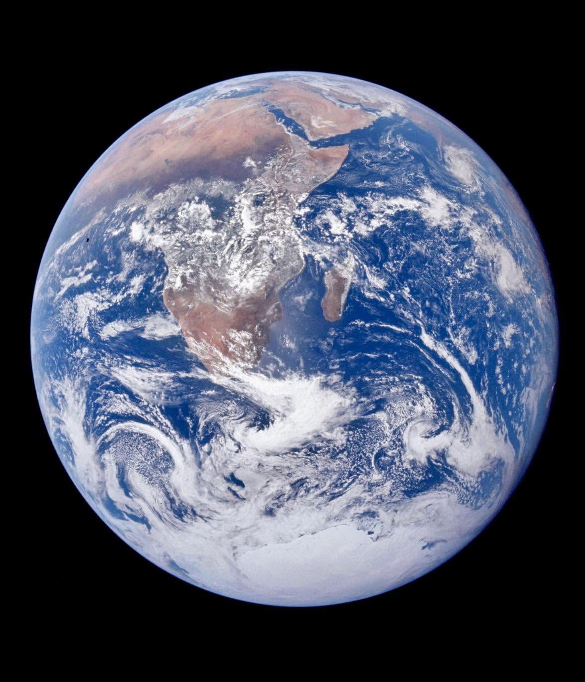 El 7 de diciembre de 2026, durante la misión Apolo 17, la tripulación compuesta por Eugene Cernan, Ronald Evans y Harrison Schmitt capturó una de l...