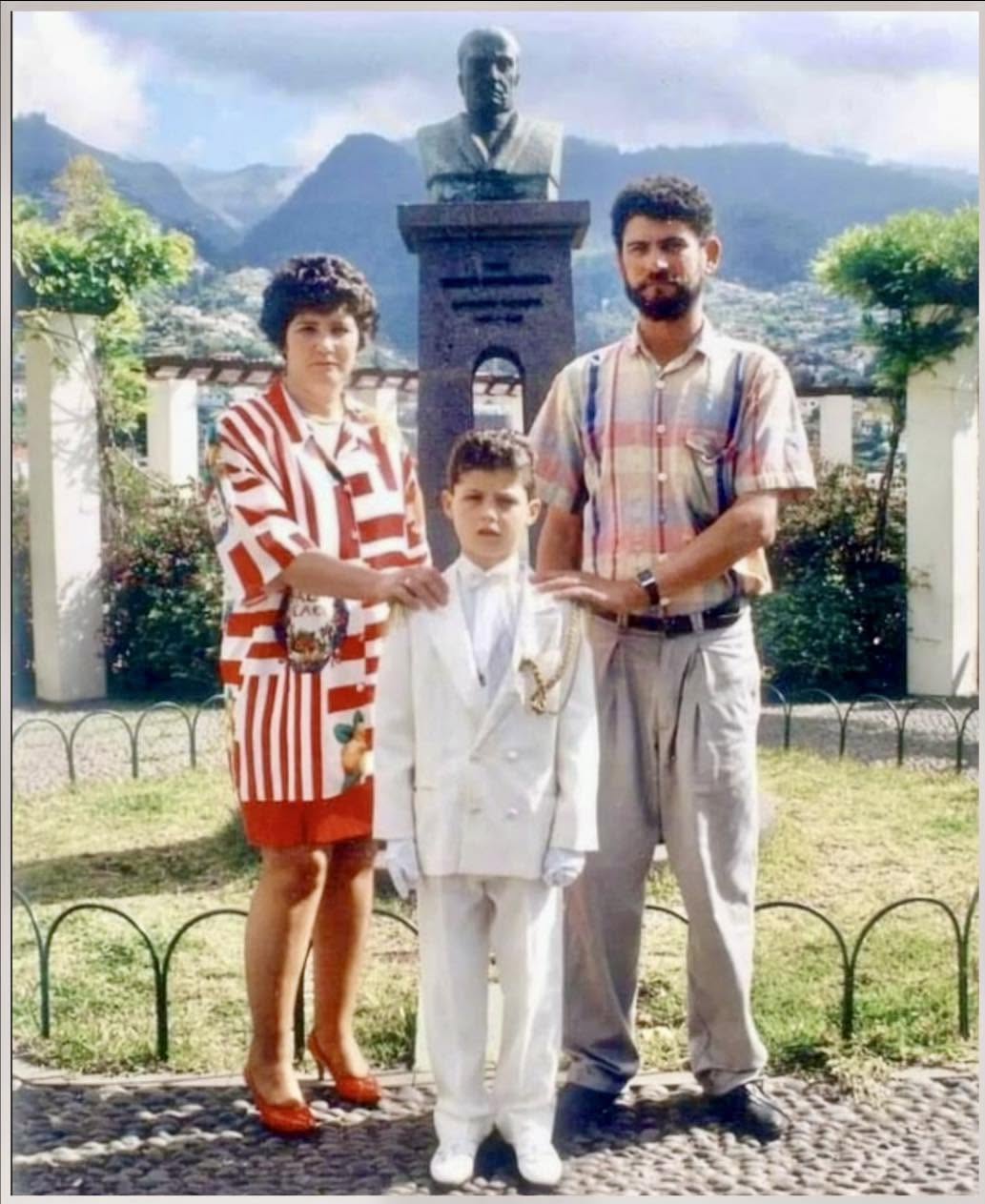 Cristiano Ronaldo, reconocido como uno de los mejores futbolistas de la historia, ha vivido un viaje impresionante desde sus humildes comienzos en Mad...