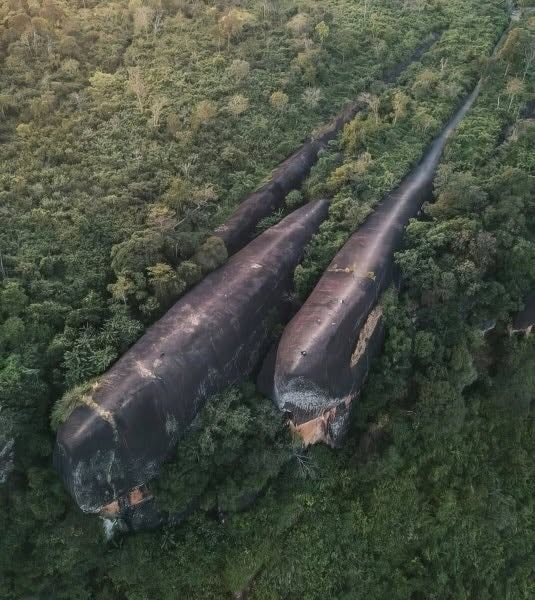 En lo profundo de la selva tailandesa, lejos de las rutas turísticas y de los templos más conocidos, emergen enormes formaciones rocosas que recuerd...
