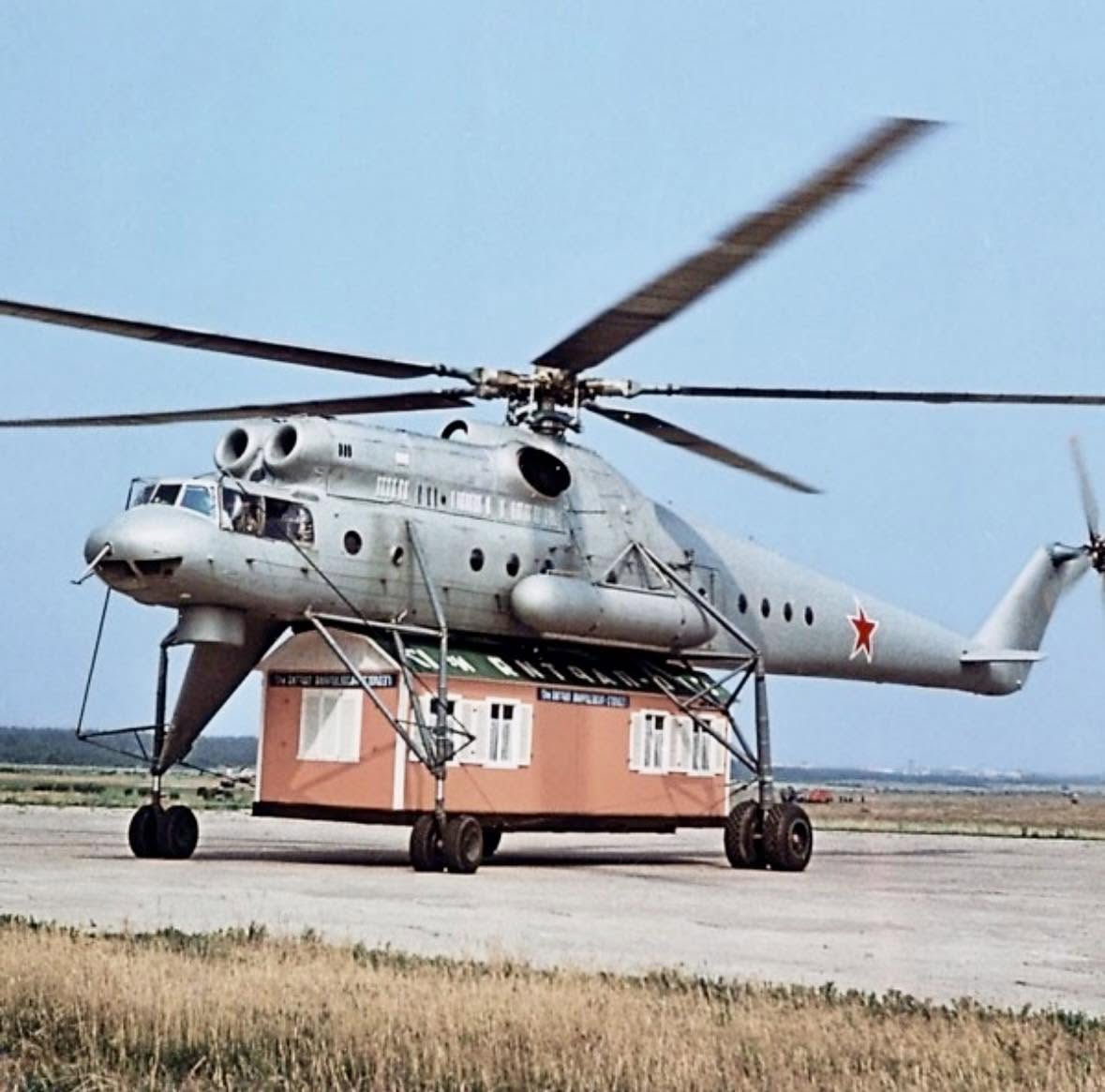 El Mi-10 fue concebido como una máquina capaz de levantar masas excepcionales a altitudes prohibitivas, un verdadero coloso del aire que estableció ...