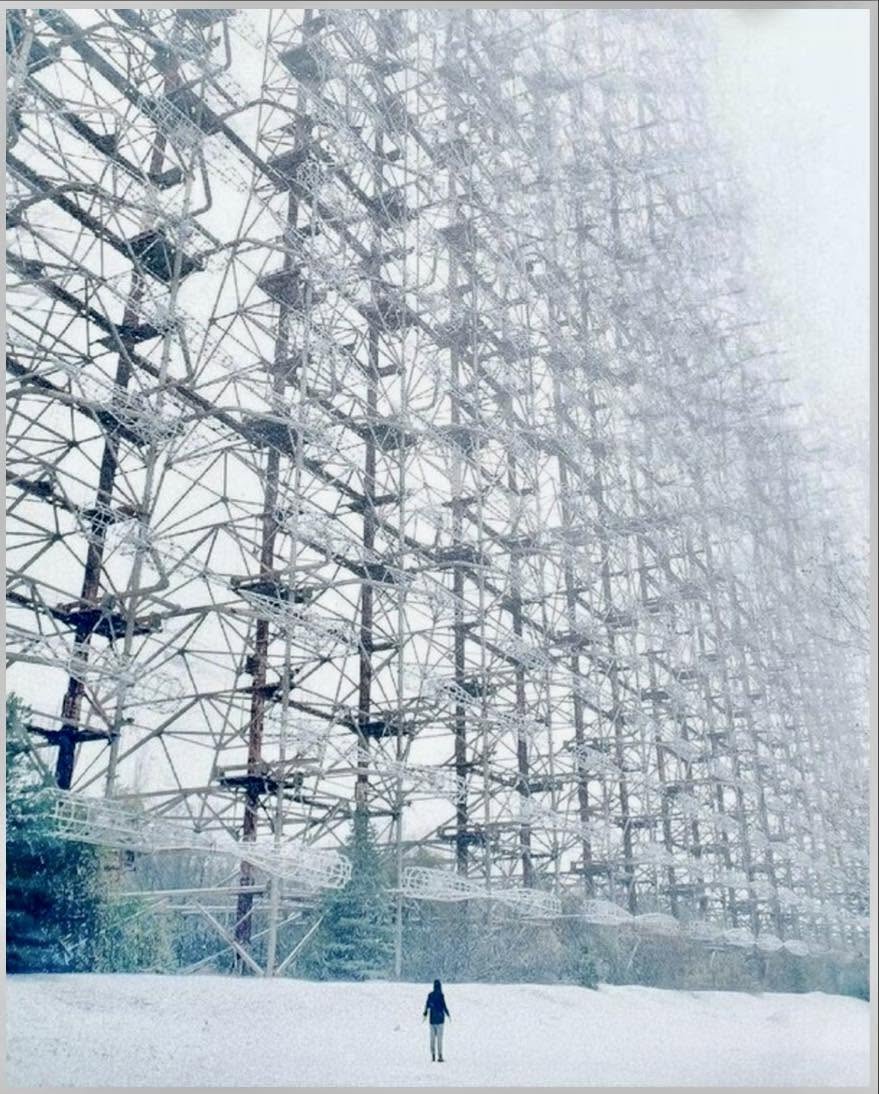 El radar Duga, una impresionante creación del sistema de defensa soviético, se erguía cerca de Chernobyl, en Ucrania, como un testimonio de la tecn...
