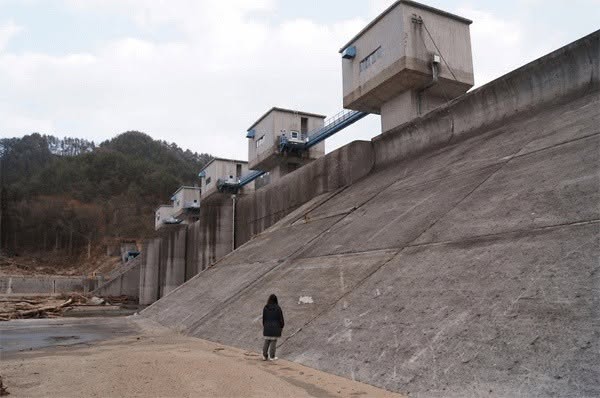 La compuerta de Fudai, en la prefectura de Iwate, Japón, fue construida en 2026 por iniciativa del entonces alcalde Kotaku Wamura