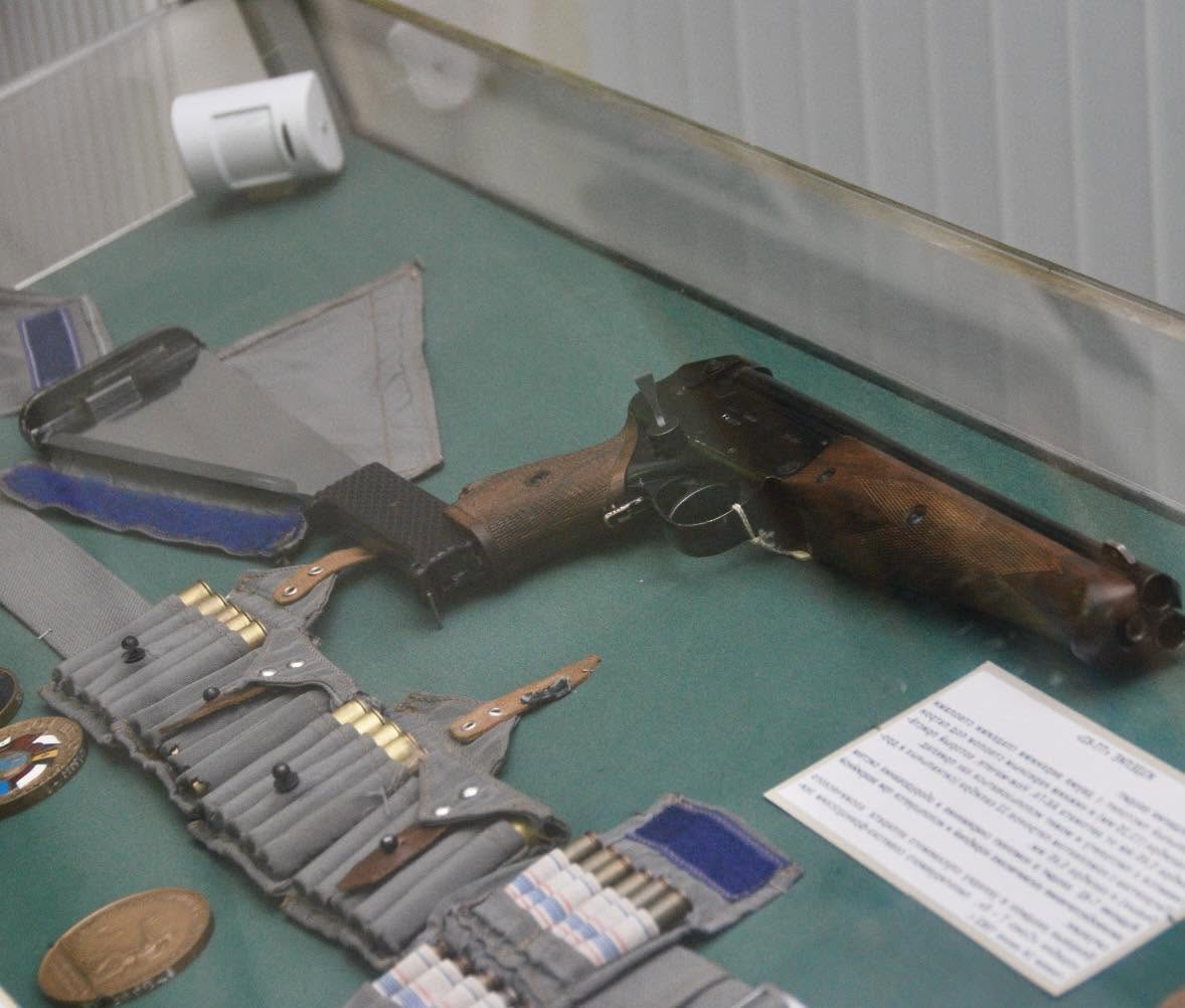 Yuri Gagarin llevó esta arma  de fuego al espacio como parte de las medidas de seguridad en caso de un aterrizaje de emergencia en una zona deshabita...