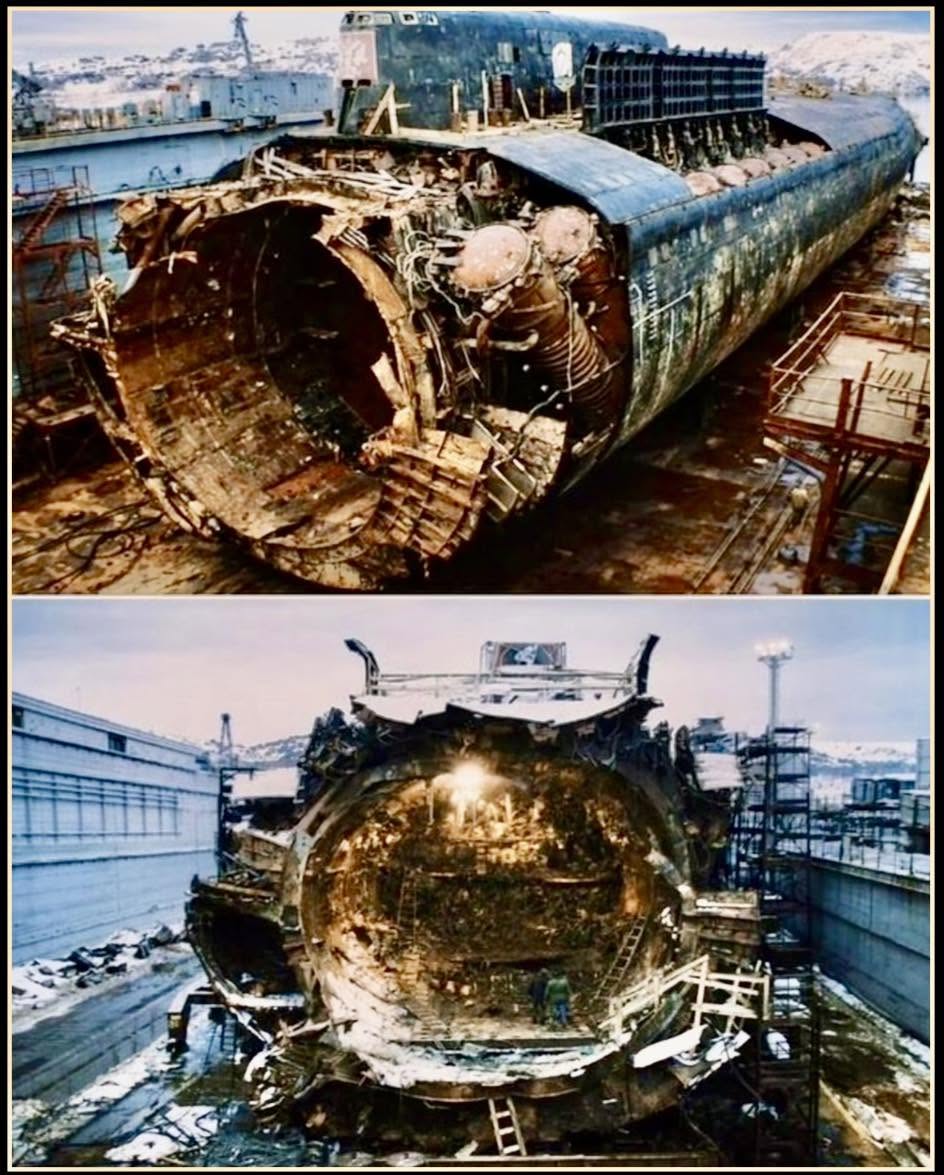 El submarino ruso K-141 Kursk deja ver la magnitud del desastre en el muelle después de su recuperación del fondo del Mar de Barents