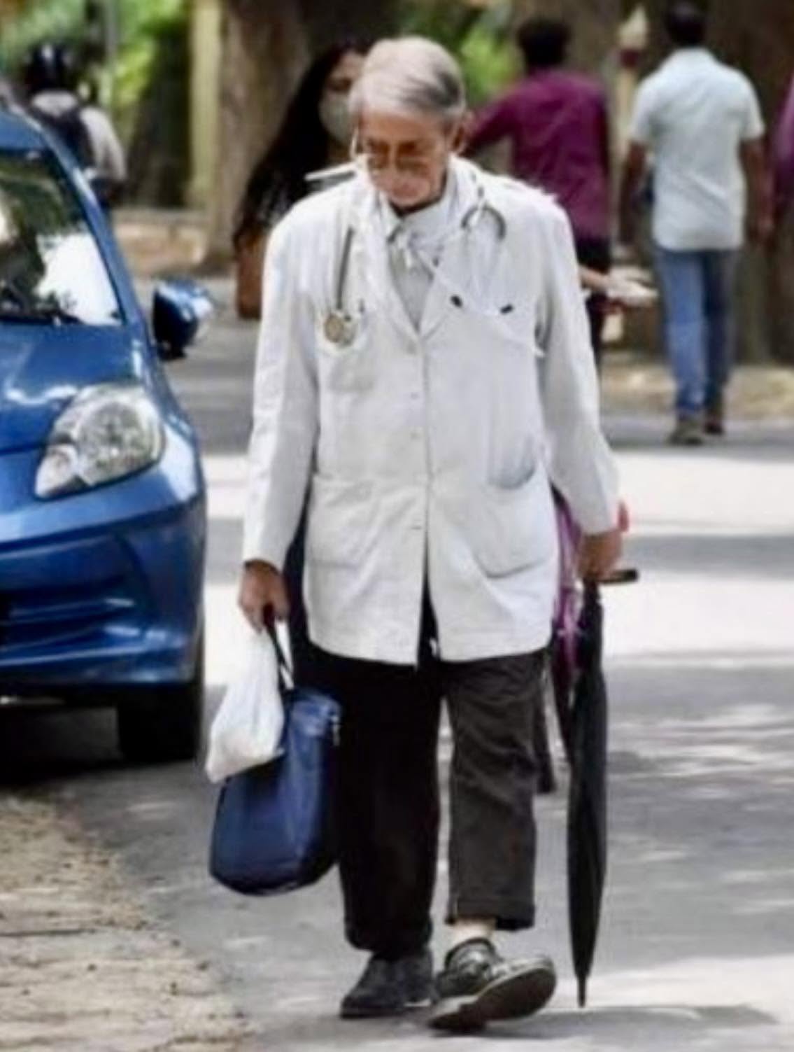 Este es el Dr. Tapan Kumar Lahiri, un respetado cirujano cardiotorácico y profesor en la Universidad Hindú de Banaras ha dedicado su vida a servir a...