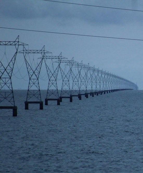 Estas líneas eléctricas que muestran la curvatura de la Tierra realmente demuestran que vivimos en el objeto más monstruosamente grande que cualqui...