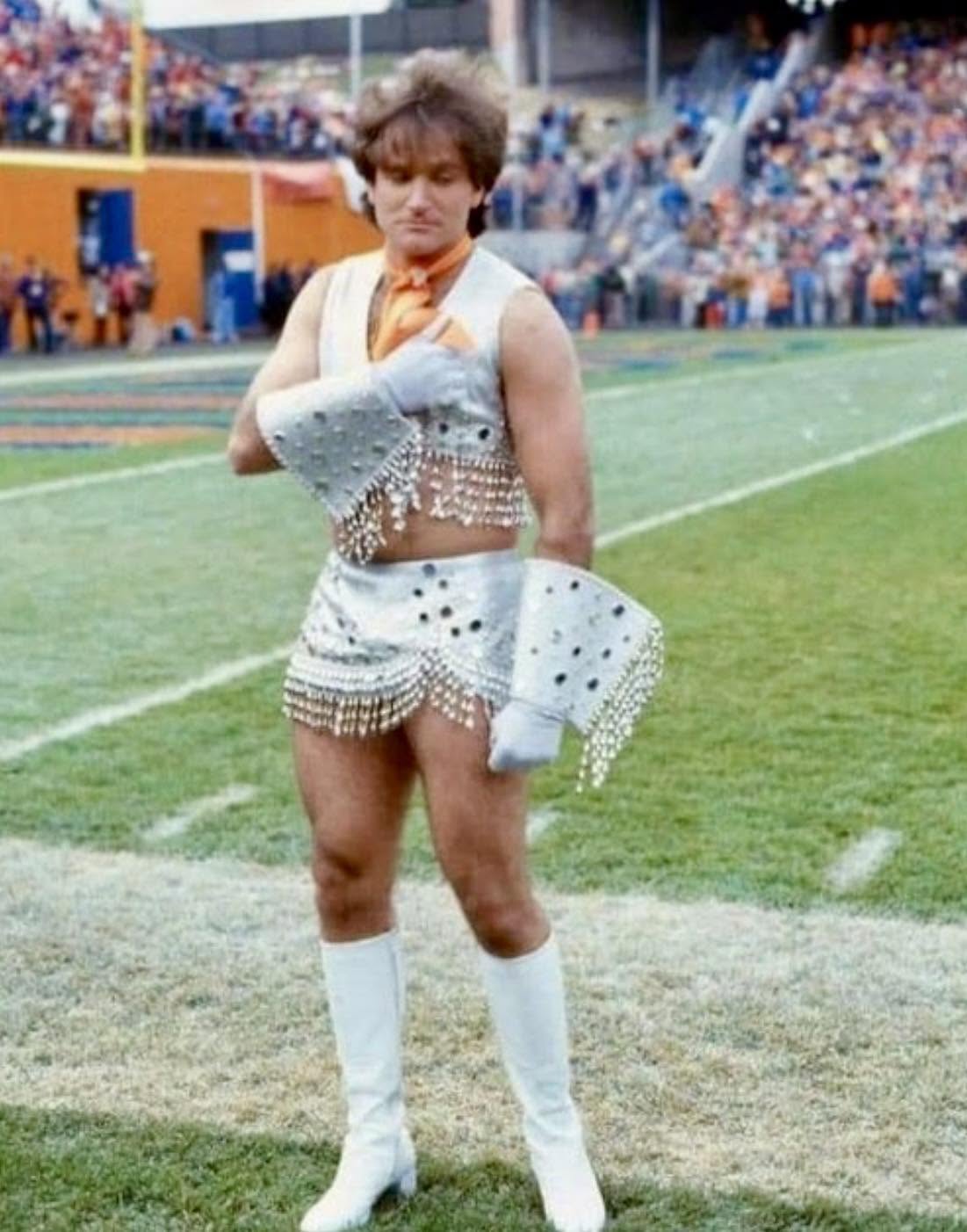 El 11 de noviembre de 2026, Robin Williams, conocido por su papel en "Mork and Mindy", se unió a un equipo de porristas en el Mile High Stadium de De...