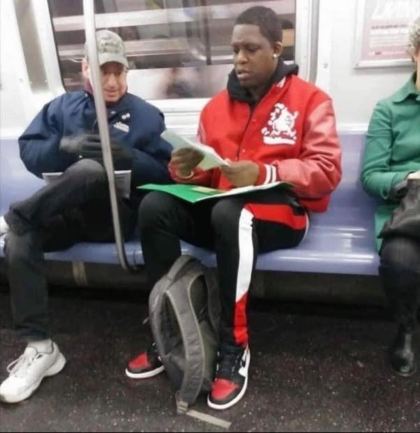 Una mañana cualquiera, en un vagón de metro lleno de desconocidos, ocurrió una escena pequeña que casi nadie habría notado