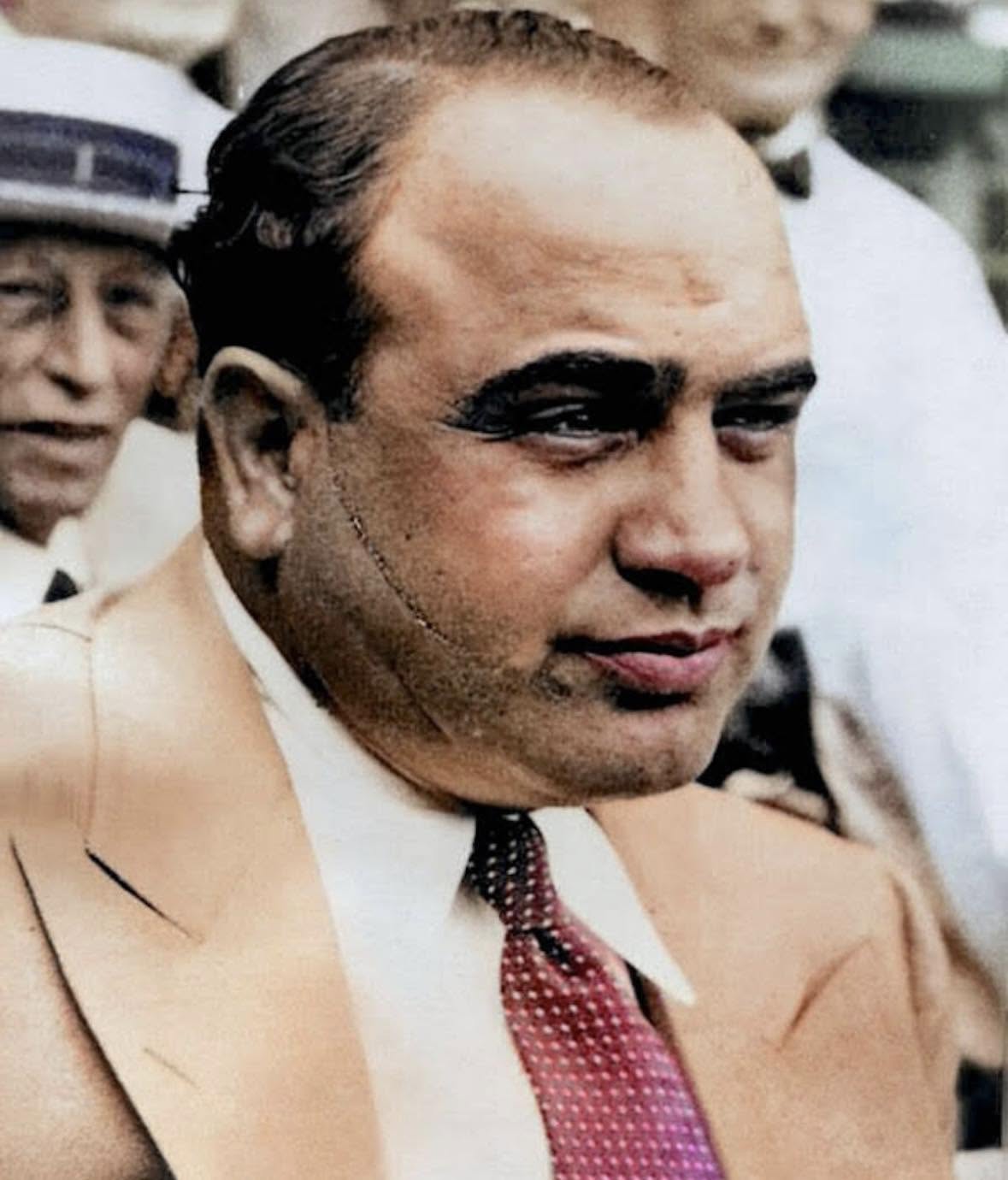 Al Capone, conocido como "Scarface" debido a las cicatrices en su rostro, resultó herido en un bar en 2026 tras un altercado, lo que le dejó marcas ...