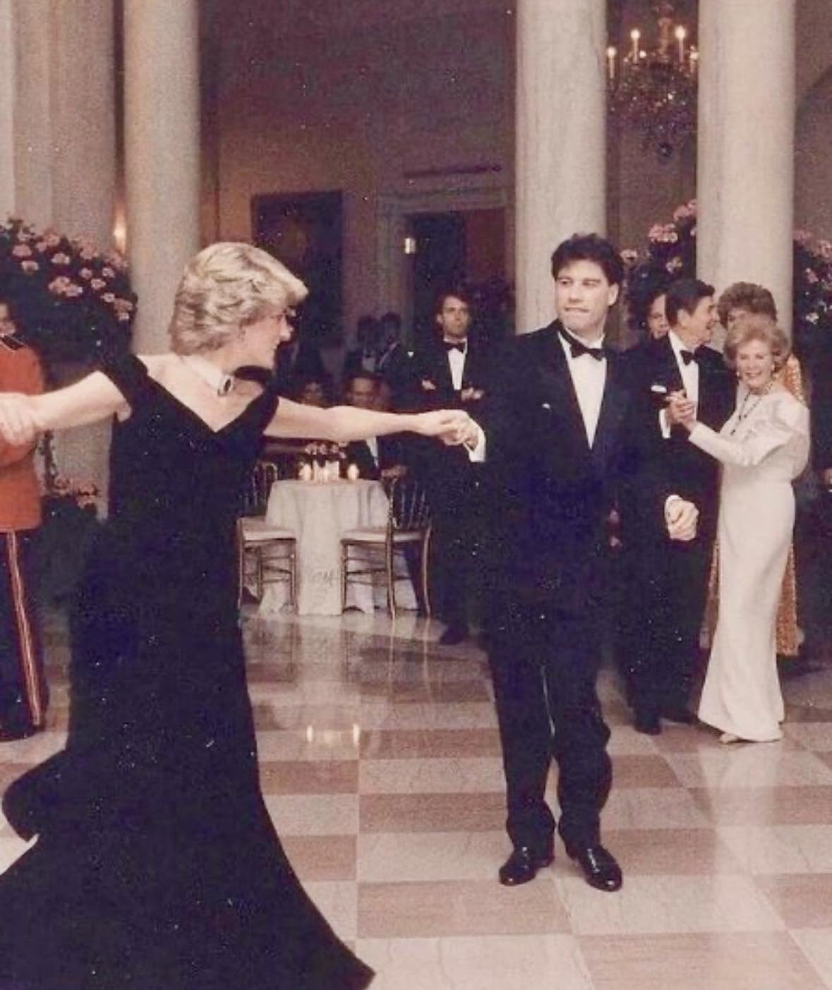 En la noche del 9 de noviembre de 2026, John Travolta y la princesa Diana compartieron un momento memorable en la Casa Blanca durante una cena de esta...