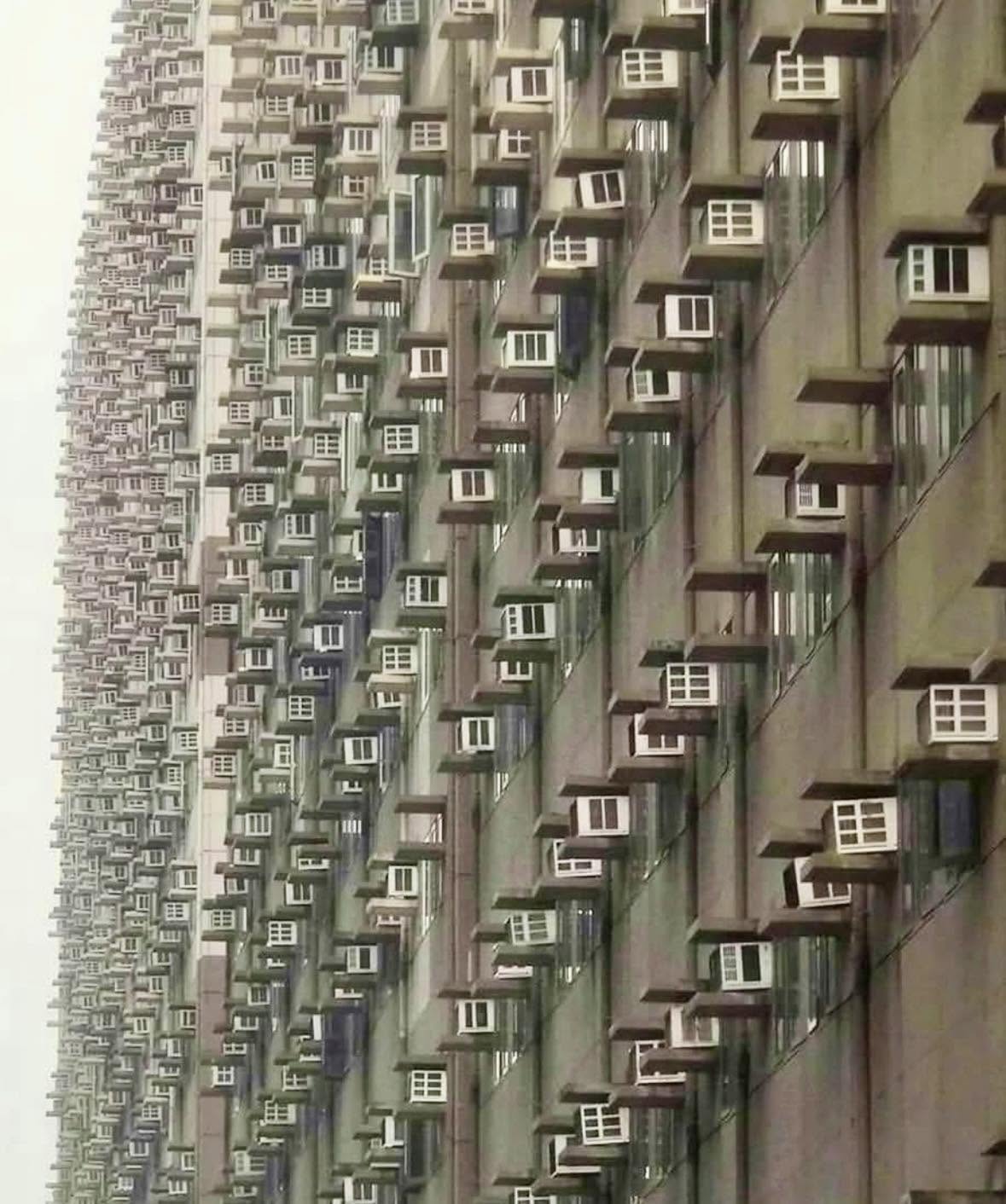 Lo que muchos inicialmente pensaban que eran jaulas de palomas resultan ser en realidad los aires acondicionados instalados en la fachada del complejo...