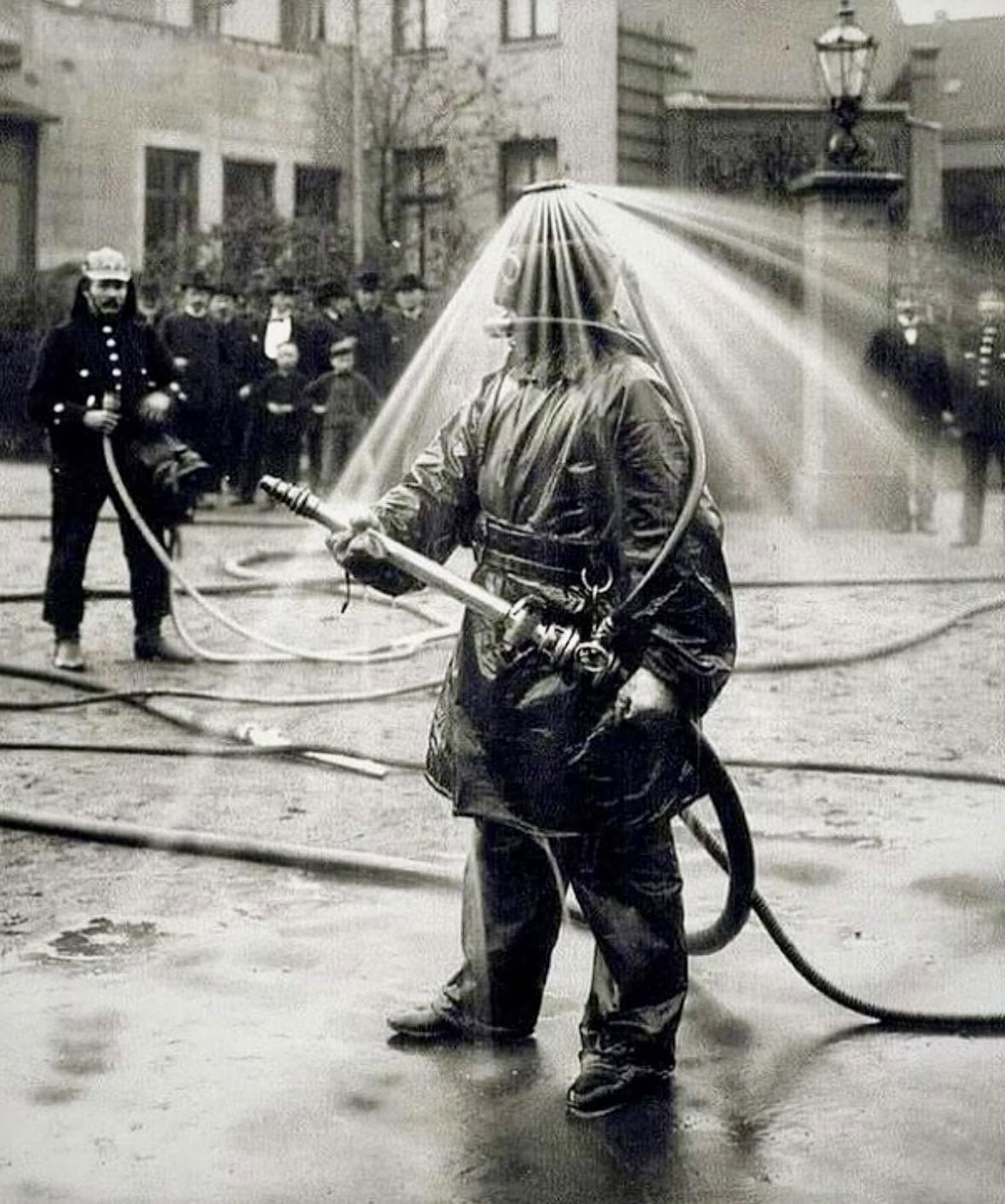 A inicios del siglo XX, los Bomberos de Londres adoptaron un traje especializado diseñado para proteger a los bomberos del fuego directo