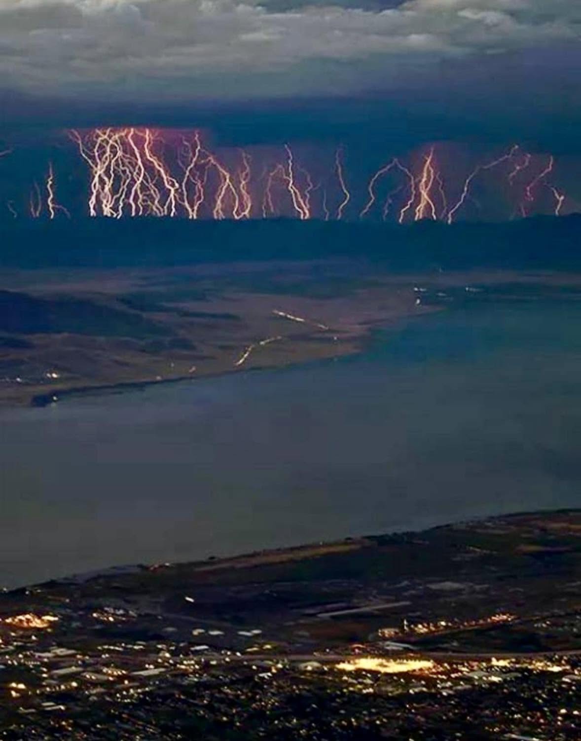 El lago de Maracaibo, ubicado en Venezuela, es famoso no solo por su belleza natural, sino también por un fenómeno meteorológico impresionante cono...