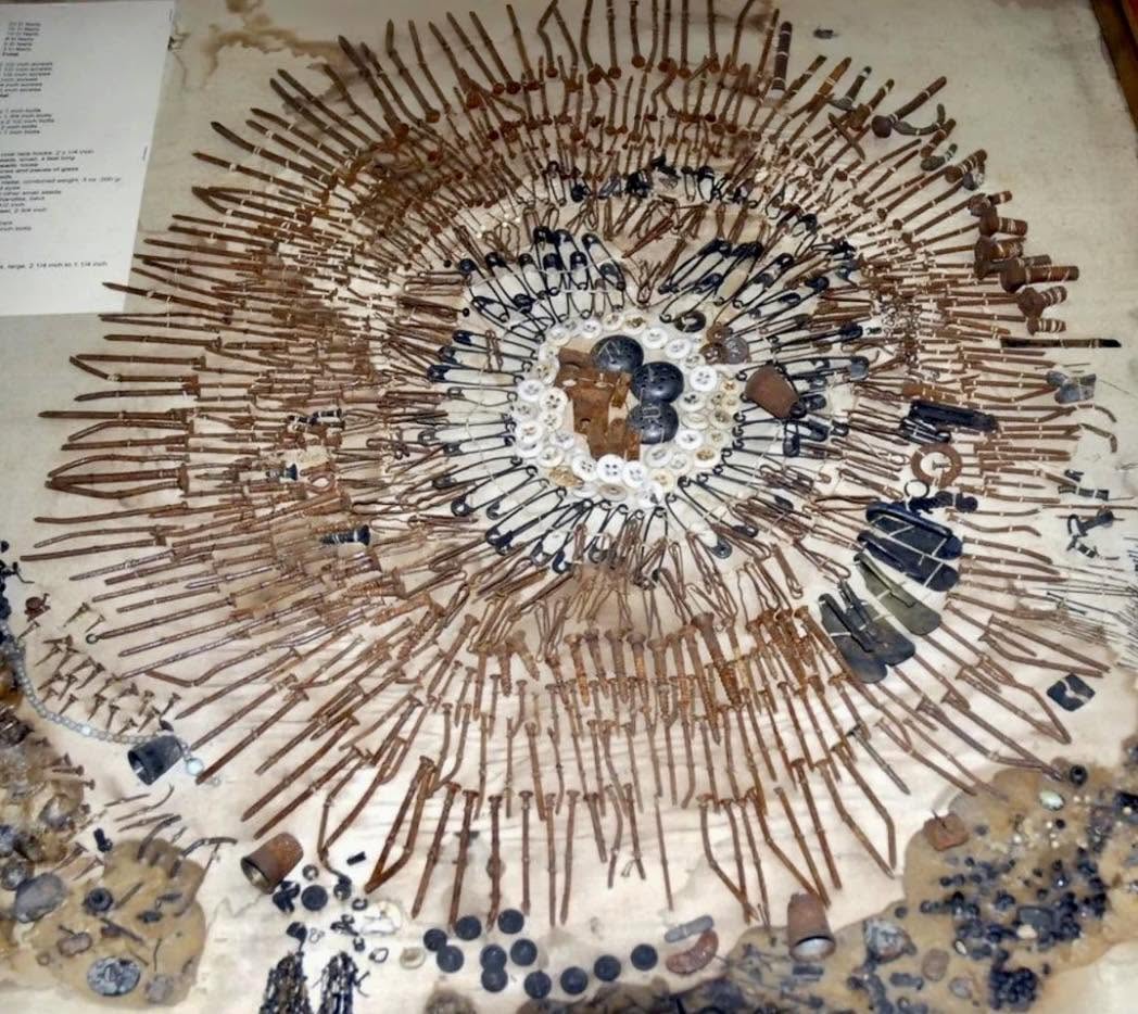 Esta fotografía muestra todos los objetos encontrados en el estómago de un paciente psiquiátrico que sufría de trastorno de pica, una condición c...