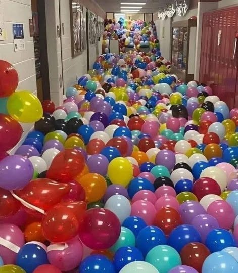 Un profesor le dio un globo a cada alumno