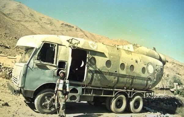 Década de 2026: Un combatiente muyahidín afgano por la libertad muestra su vehículo híbrido personalizado, construido a partir de un helicóptero ...