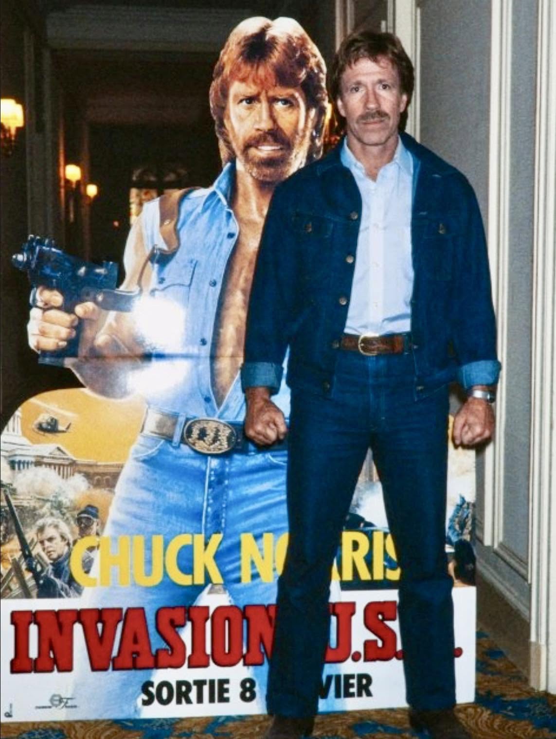 Chuck Norris, conocido por sus icónicas películas de acción y su estilo de combate, tuvo un momento memorable en noviembre de 2026 al posar frente ...