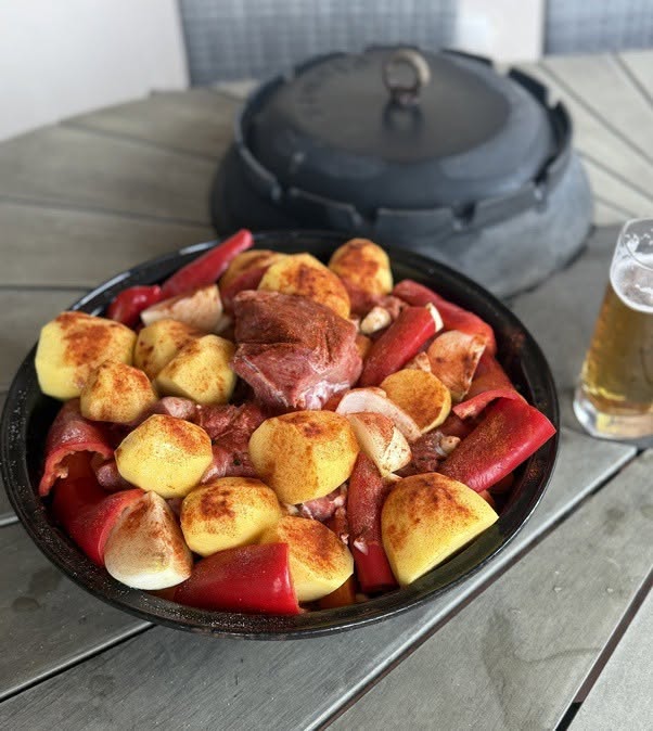 En los Balcanes existe una técnica de cocción tan antigua como efectiva: la carne bajo el sač