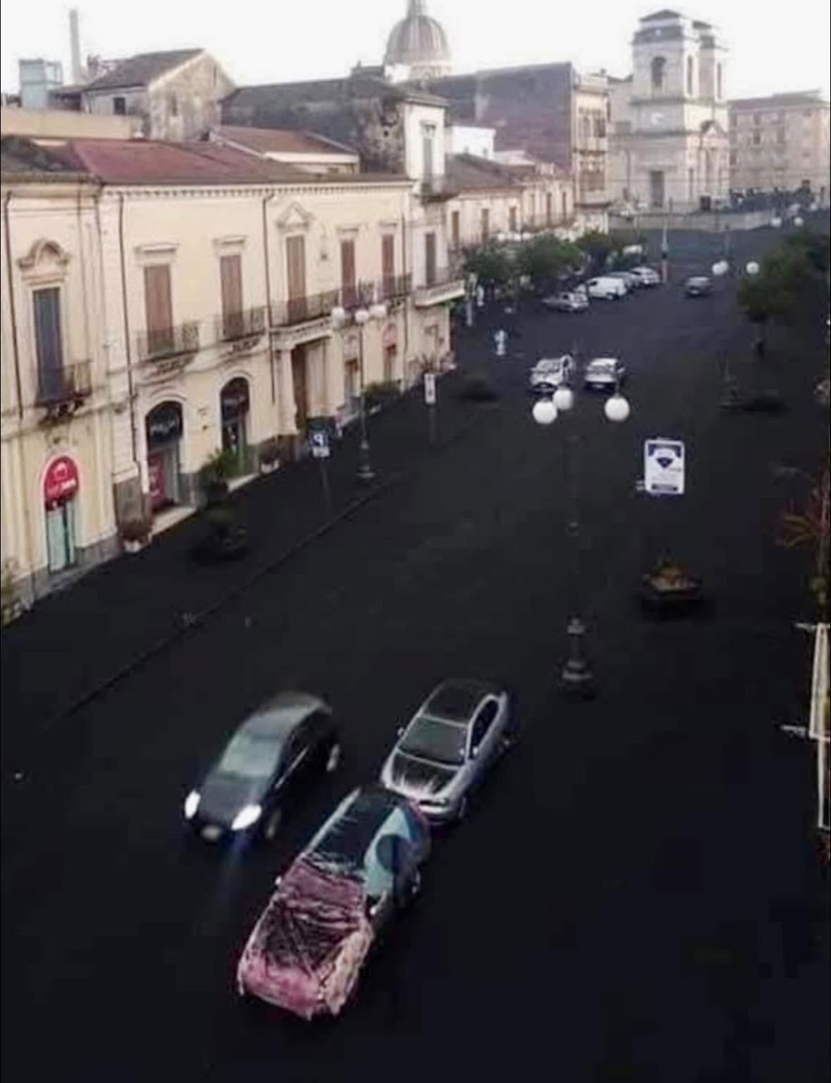En febrero de 2026, Giarre una ciudad situada en la costa este de Sicilia Italia, se vio cubierta por una gruesa capa de ceniza volcánica tras una in...